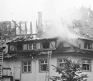 Der Brand zerstörte das Dach des Ritterhauses, 1975.